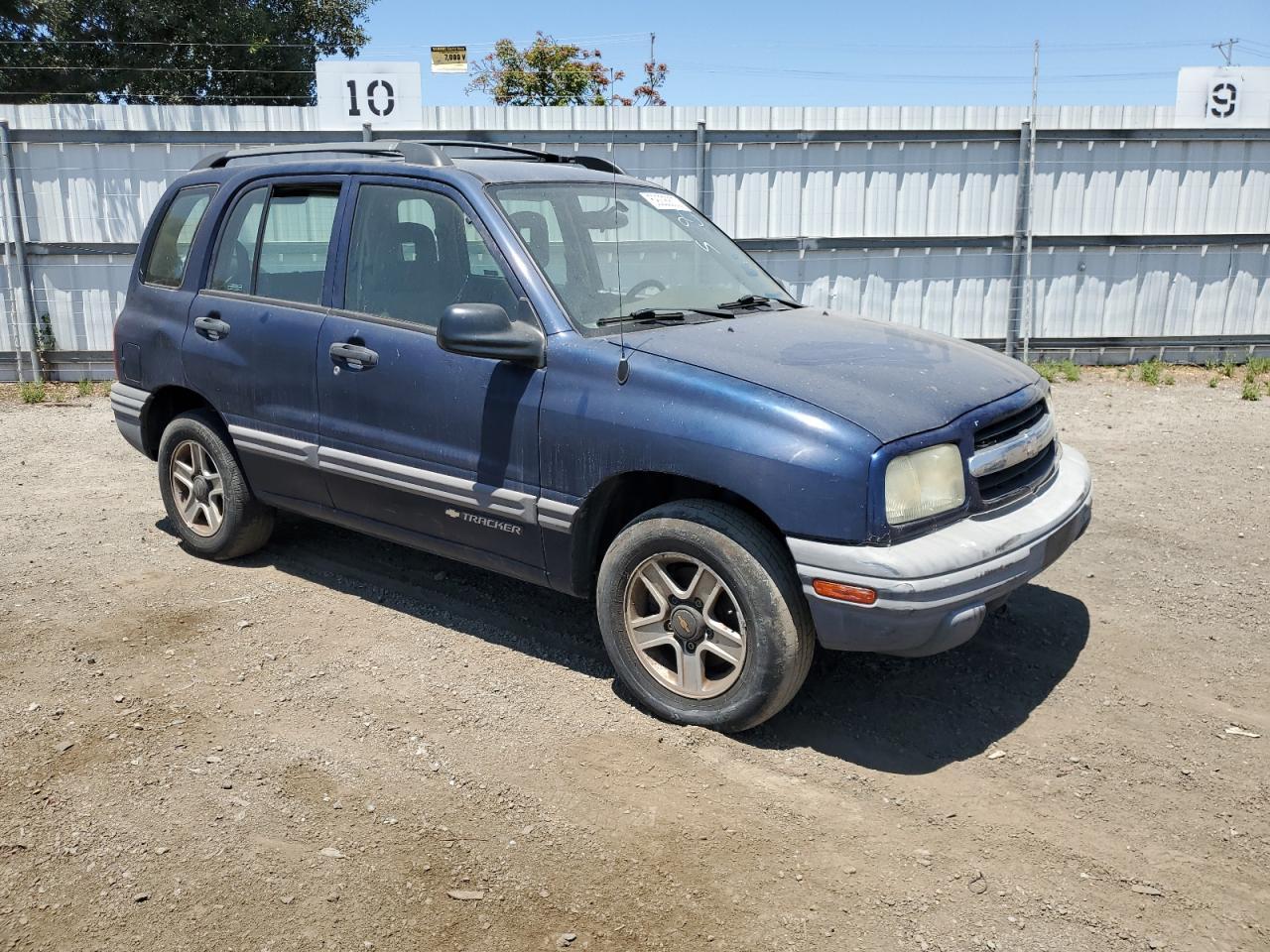 2CNBE13C526938345 2002 Chevrolet Tracker