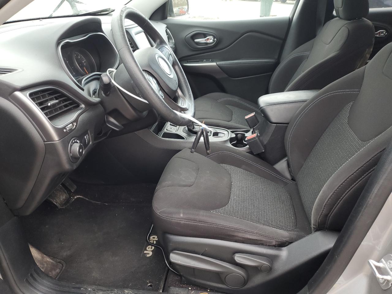 1C4PJLCB6KD143802 2019 Jeep Cherokee Latitude