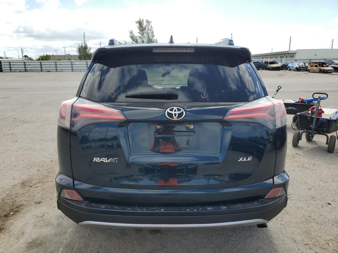 JTMWFREV0HJ111929 2017 Toyota Rav4 Xle