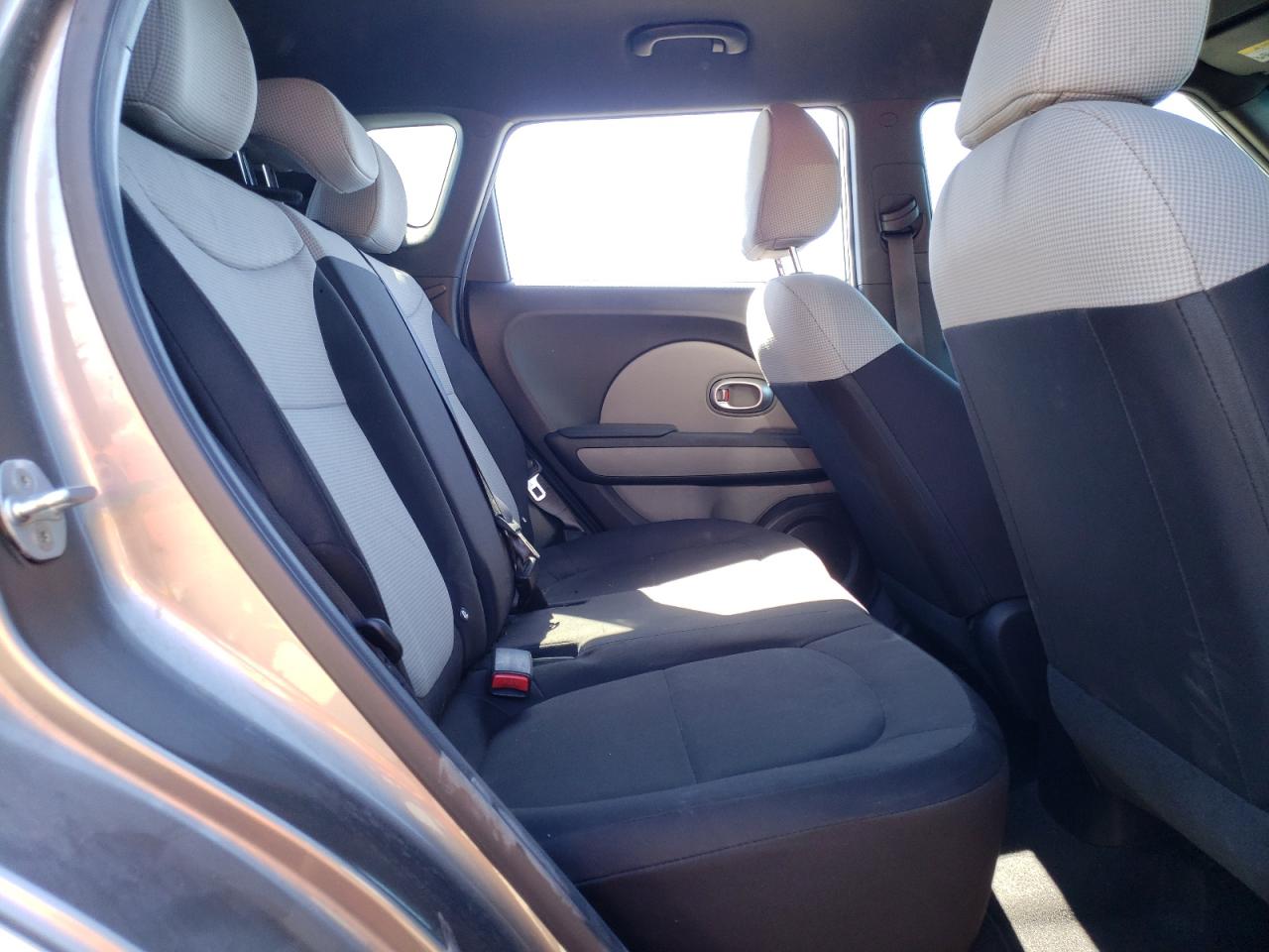 KNDJN2A22G7375827 2016 Kia Soul