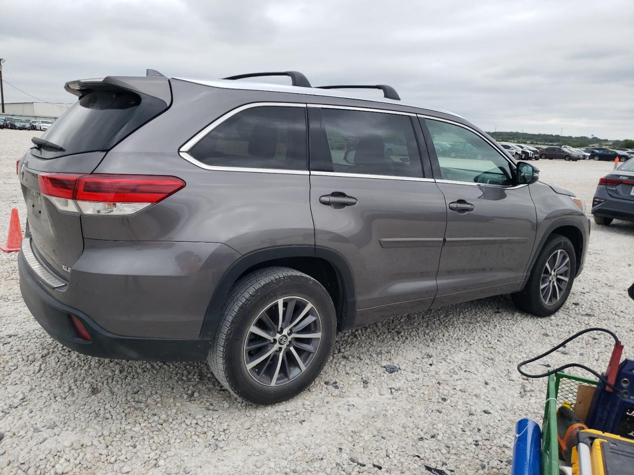 5TDKZRFH7JS284581 2018 Toyota Highlander Se