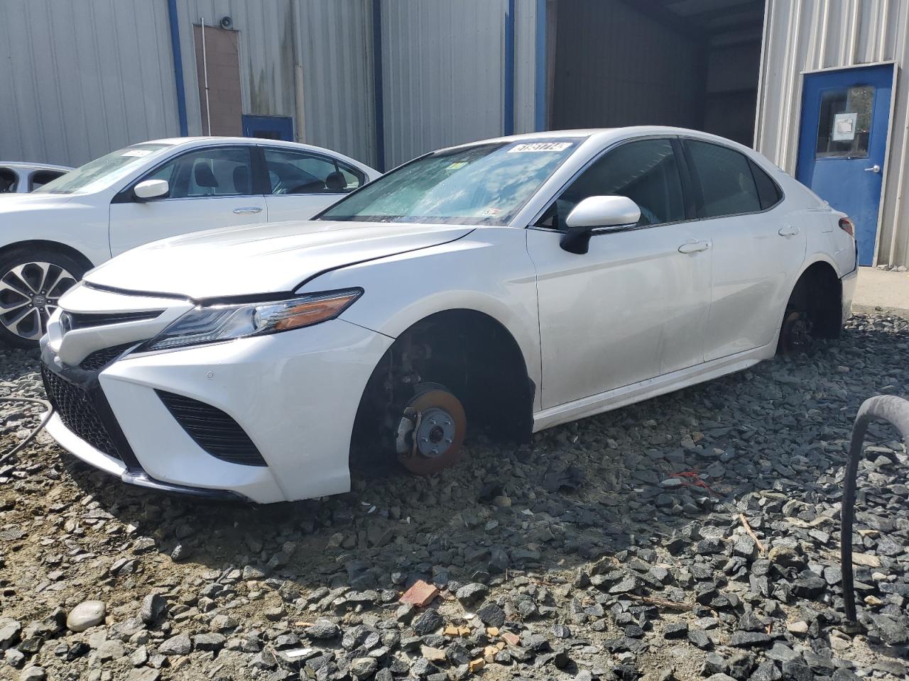 4T1B61HK0JU132779 2018 Toyota Camry Xse