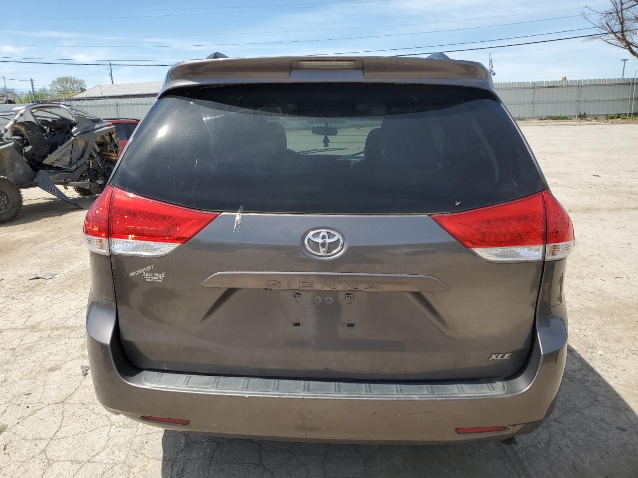 5TDYK3DC5BS174343 2011 Toyota Sienna Xle