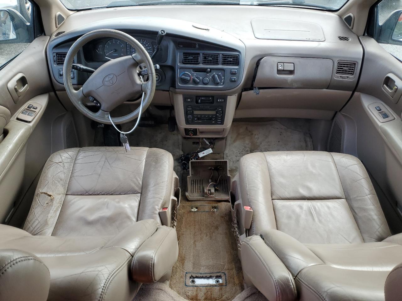 4T3ZF13C8YU226862 2000 Toyota Sienna Le