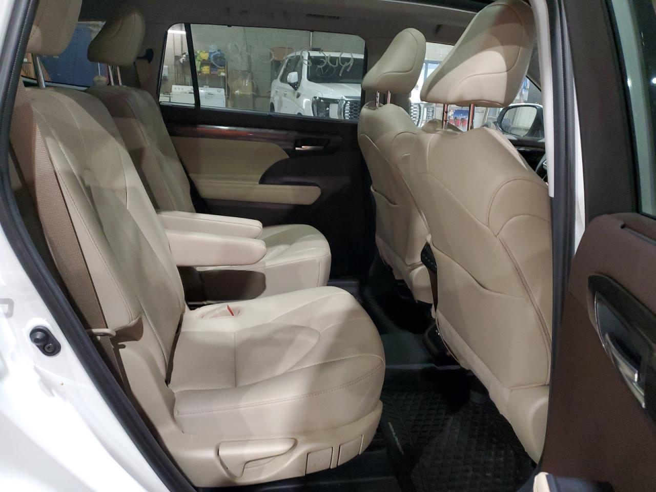 5TDFZRBH4LS019997 2020 Toyota Highlander Platinum