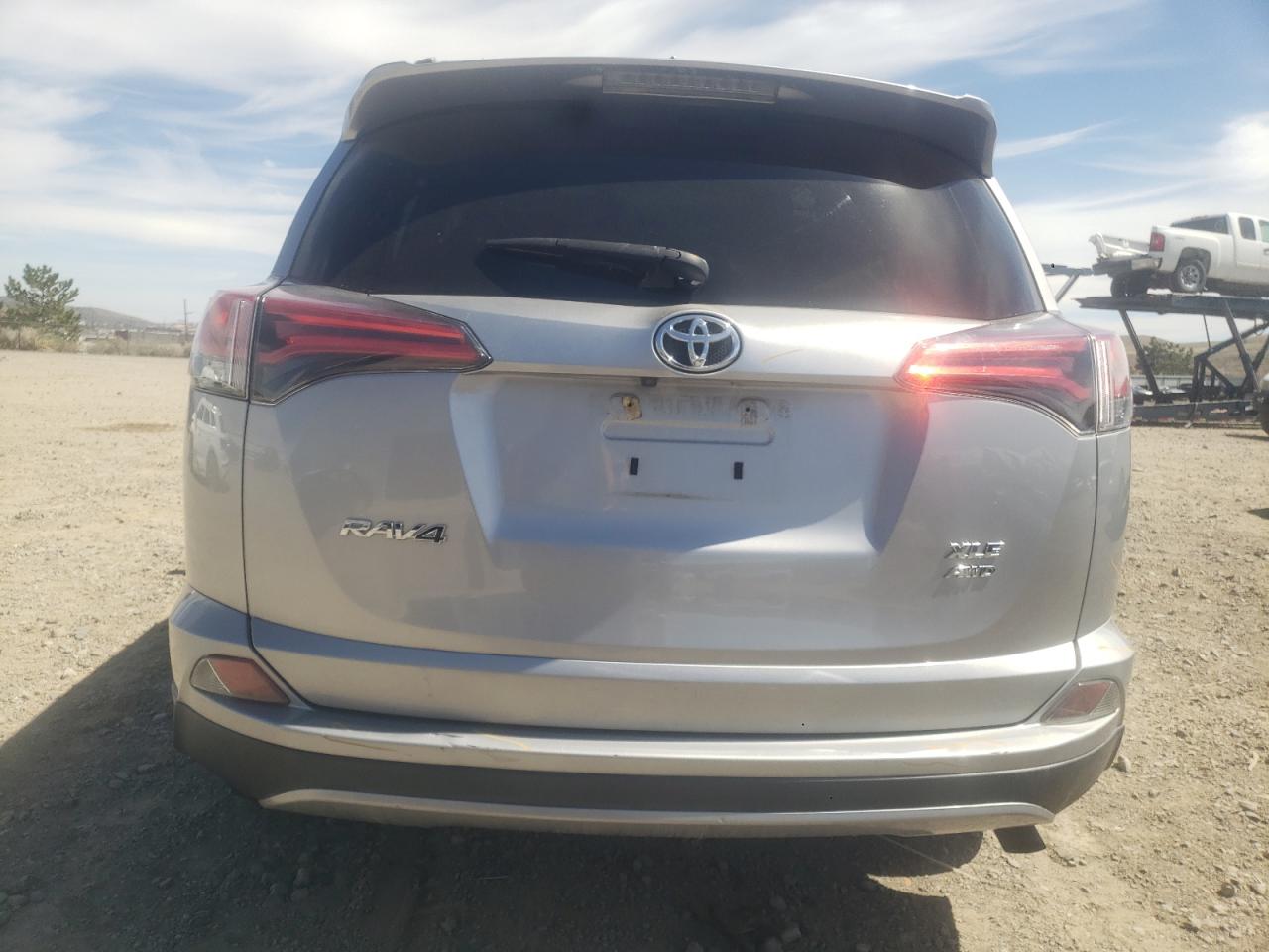 2T3RFREV4HW564918 2017 Toyota Rav4 Xle