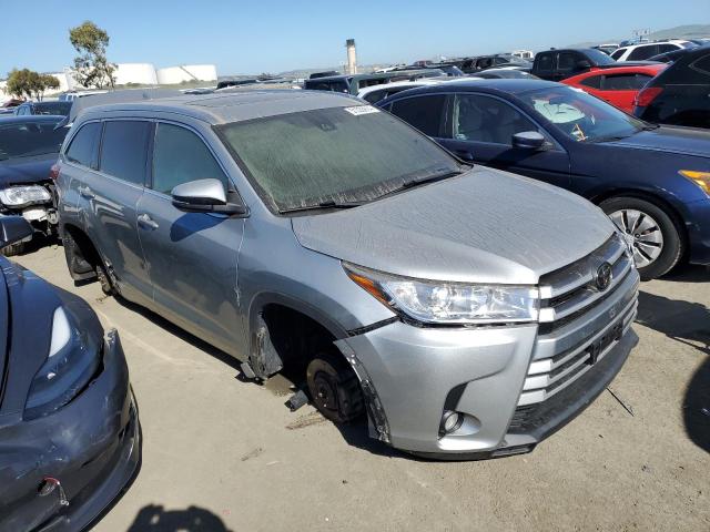 VIN 5TDJZRFH8HS444361 2017 Toyota Highlander, SE no.4