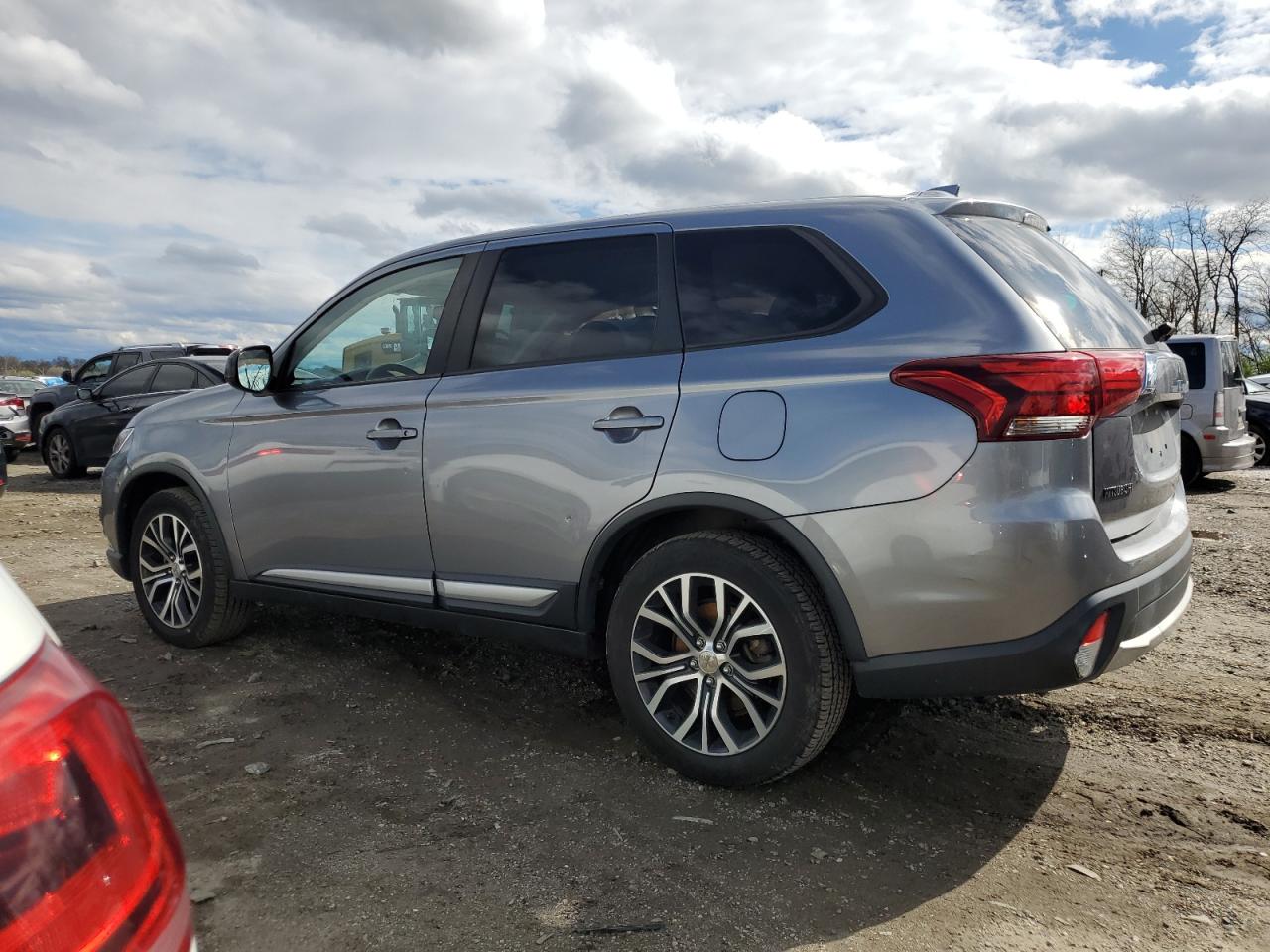 JA4AZ3A33JZ056476 2018 Mitsubishi Outlander Se