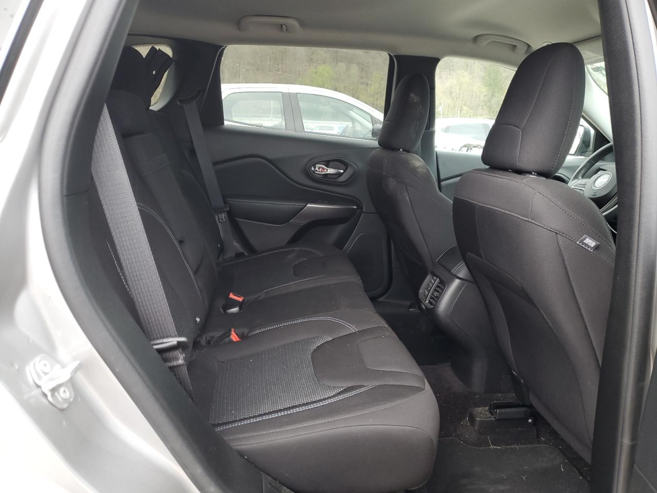 1C4PJLCB6KD143802 2019 Jeep Cherokee Latitude