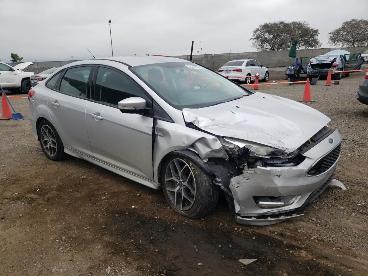 2016 Ford Focus Se vin: 1FADP3F29GL384124