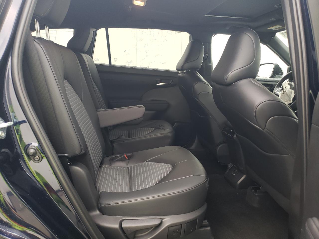 5TDKDRAH5RS535390 2024 Toyota Highlander Le