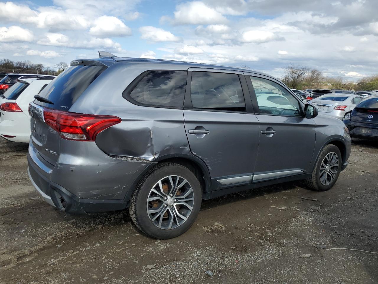 JA4AZ3A33JZ056476 2018 Mitsubishi Outlander Se