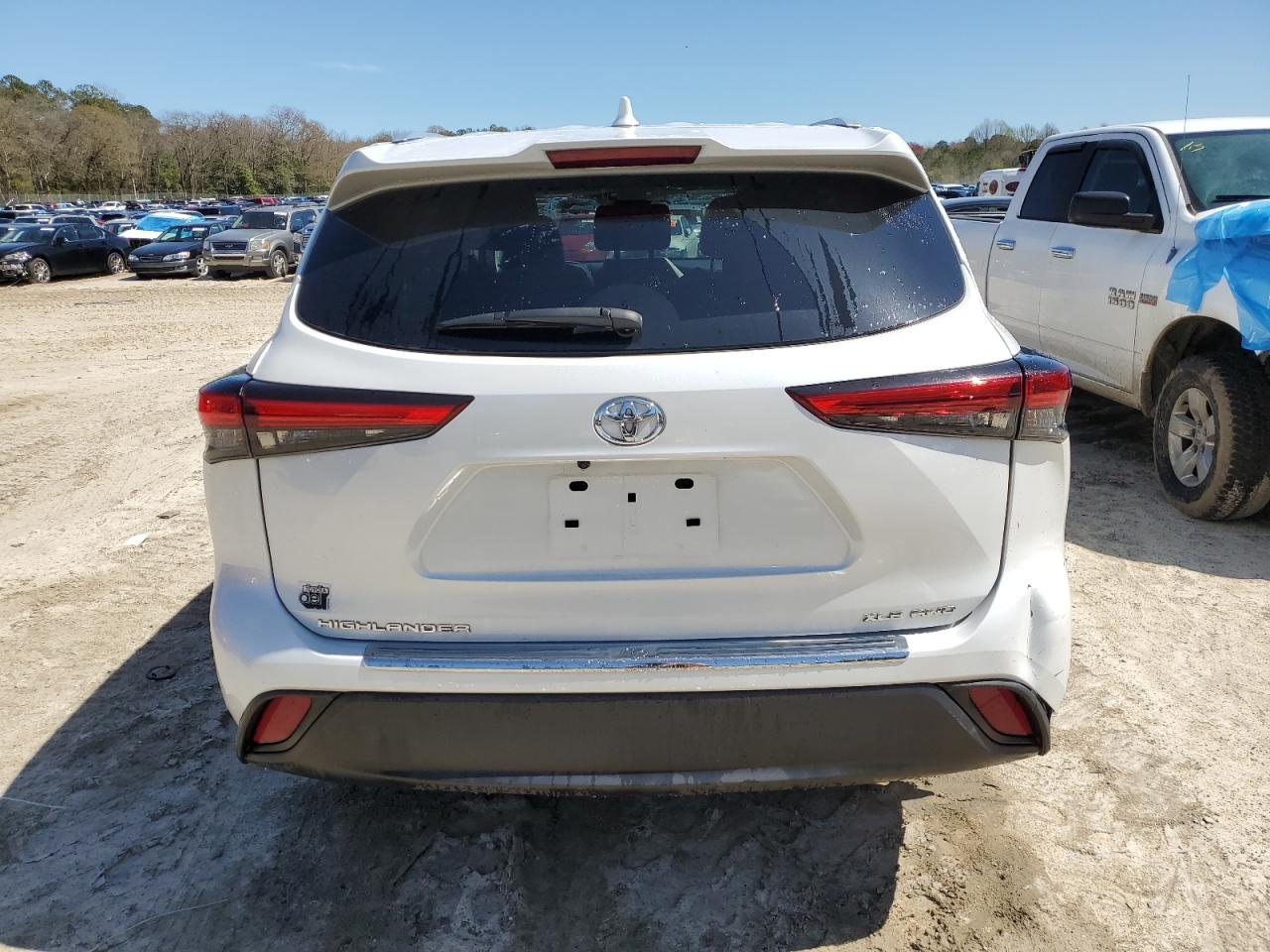 5TDGZRBH8NS594658 2022 Toyota Highlander Xle