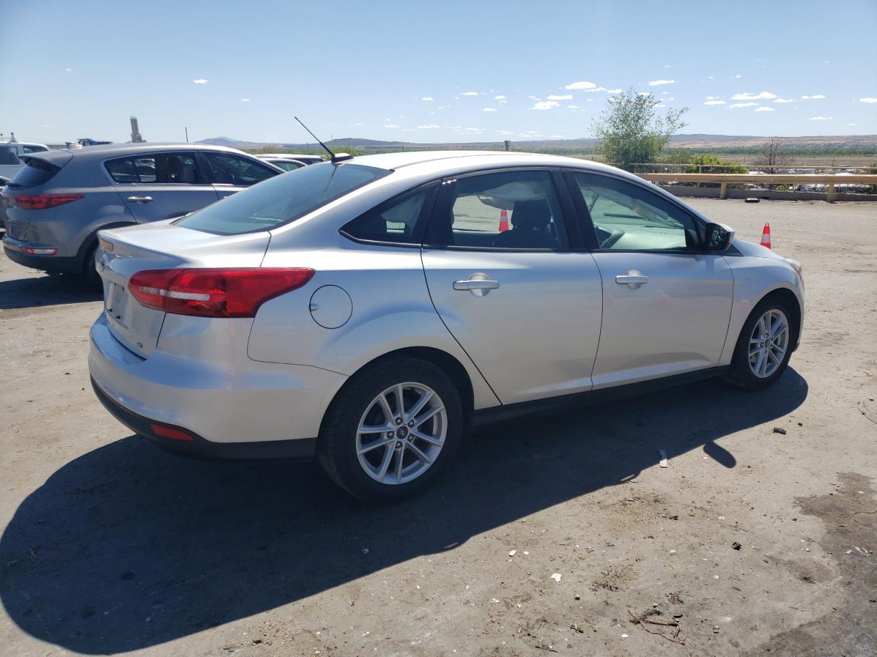 2018 Ford Focus Se vin: 1FADP3F28JL288430