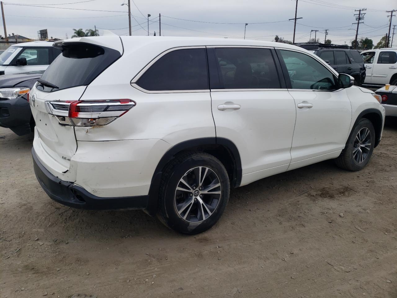 5TDBZRFH2HS398594 2017 Toyota Highlander Le