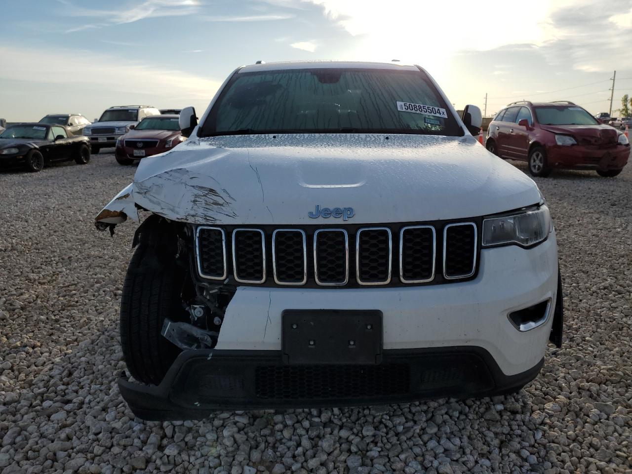 1C4RJEAGXHC605585 2017 Jeep Grand Cherokee Laredo