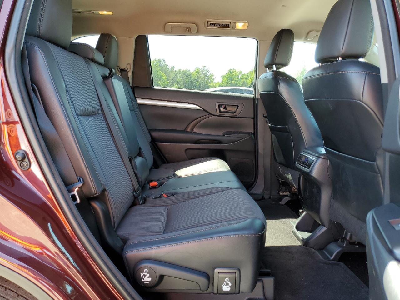 5TDZKRFH8FS054770 2015 Toyota Highlander Le