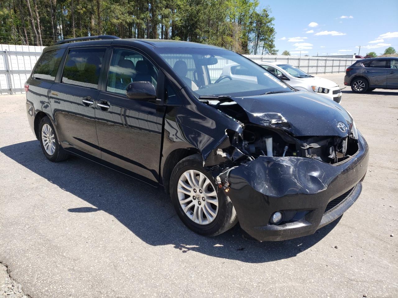 5TDYK3DC3FS570888 2015 Toyota Sienna Xle