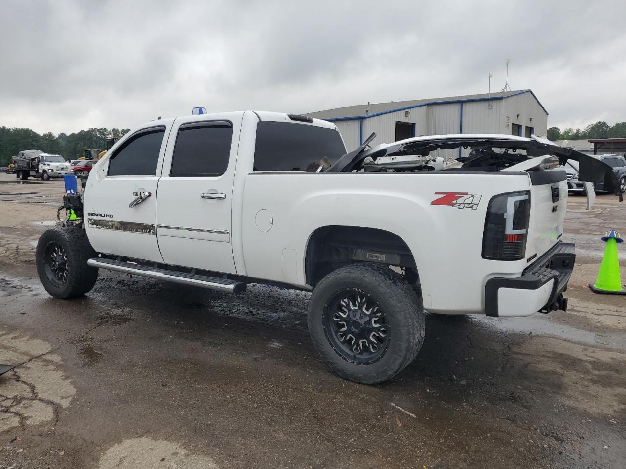 2013 GMC Sierra K2500 Denali vin: 1GT125E82DF152083