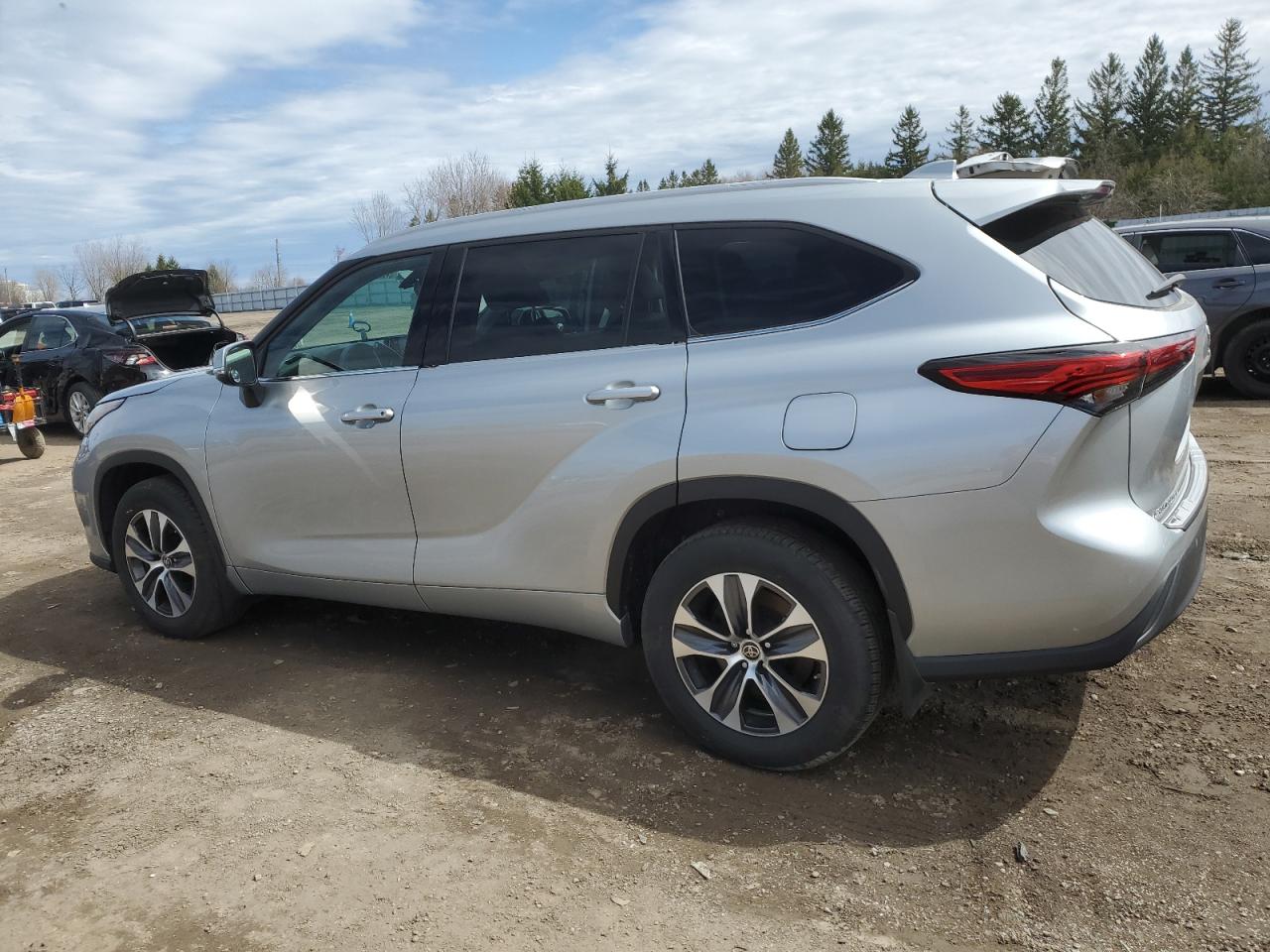 5TDGZRBH1NS591486 2022 Toyota Highlander Xle