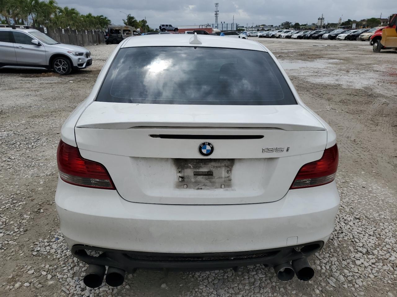 WBAUC9C53BVM09276 2011 BMW 135 I