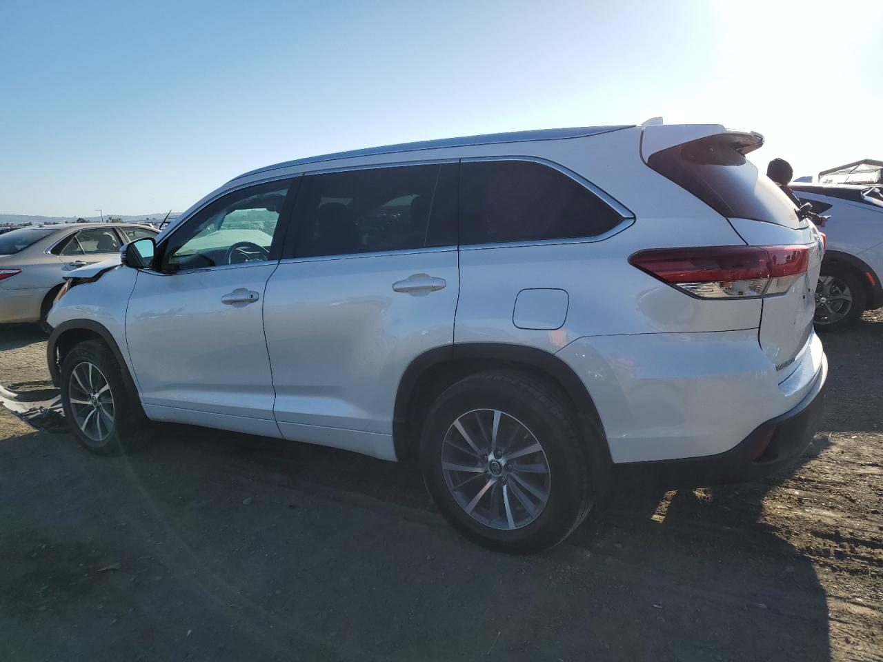 5TDJZRFH5JS540308 2018 Toyota Highlander Se