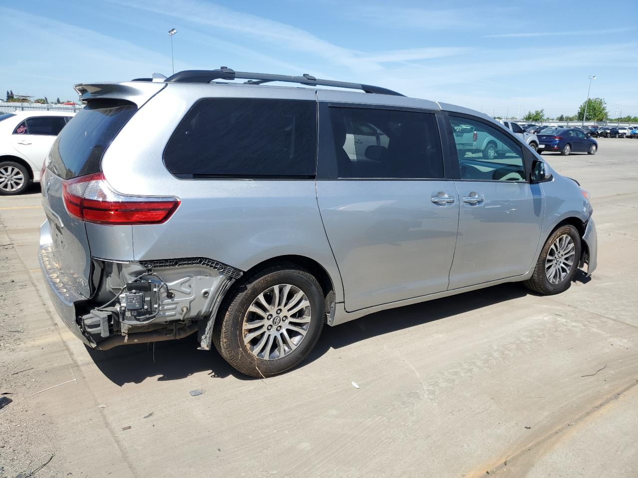 5TDYZ3DC8KS978227 2019 Toyota Sienna Xle