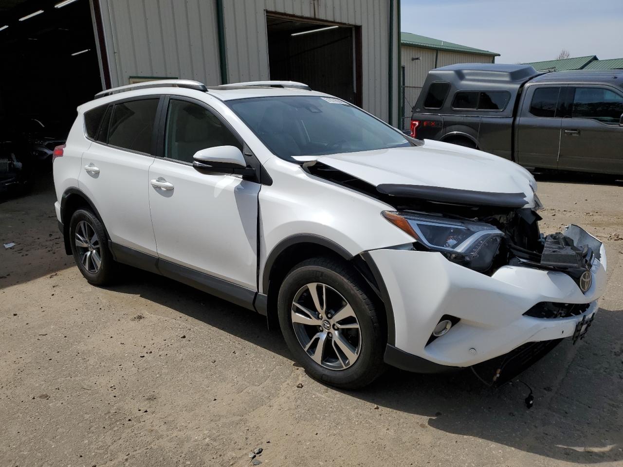 2T3RFREVXHW621946 2017 Toyota Rav4 Xle