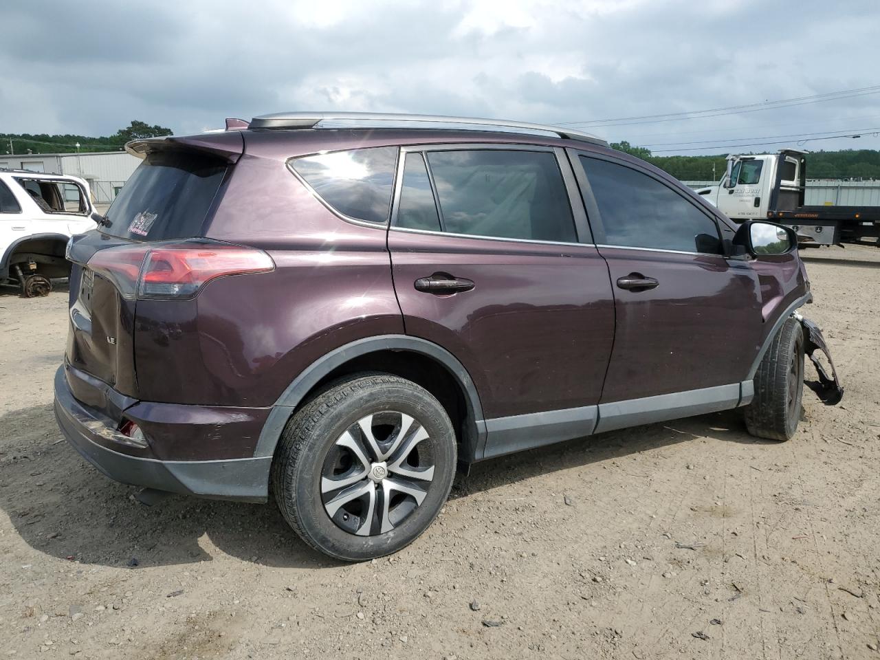 2T3ZFREV6JW433785 2018 Toyota Rav4 Le