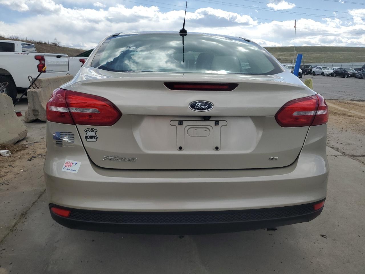 2018 Ford Focus Se vin: 1FADP3F23JL227356