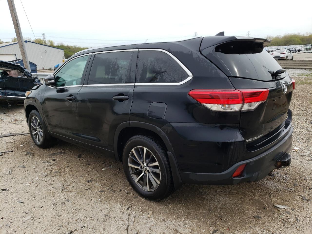 5TDJZRFH8HS375932 2017 Toyota Highlander Se