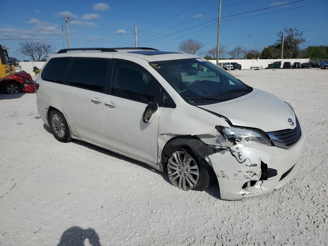 5TDYZ3DC6HS809560 2017 Toyota Sienna Xle