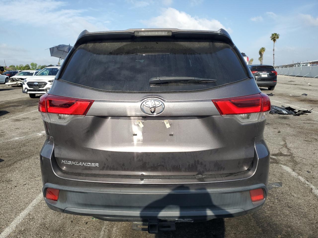 2019 Toyota Highlander Le vin: 5TDZARFH4KS046002