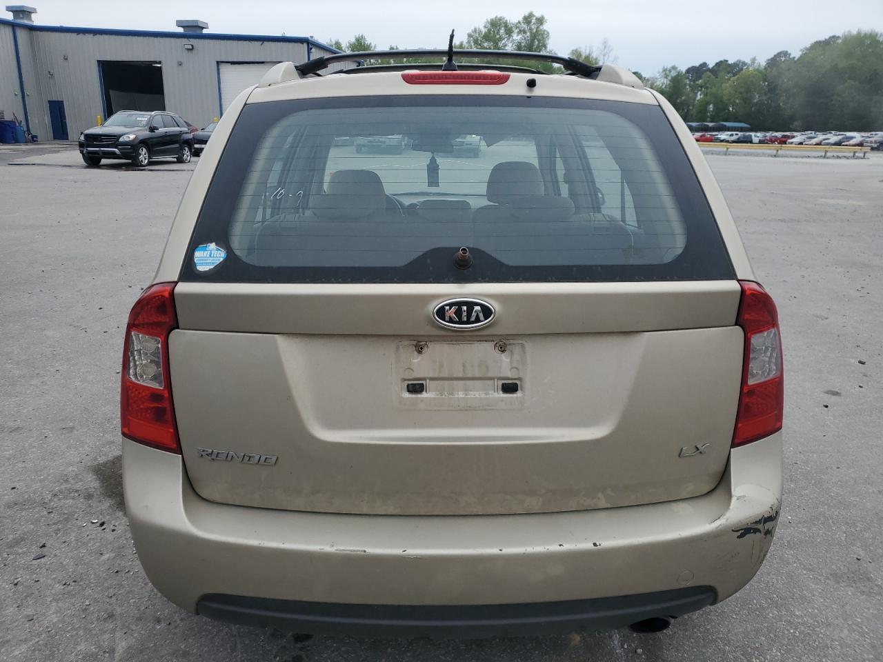 KNAFG525877087558 2007 Kia Rondo Base