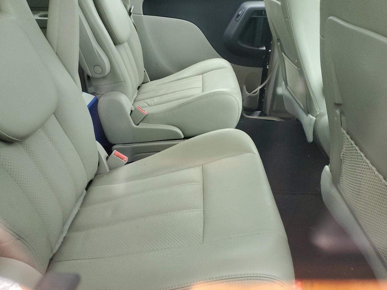 2A4RR8DG0BR651179 2011 Chrysler Town & Country Touring L