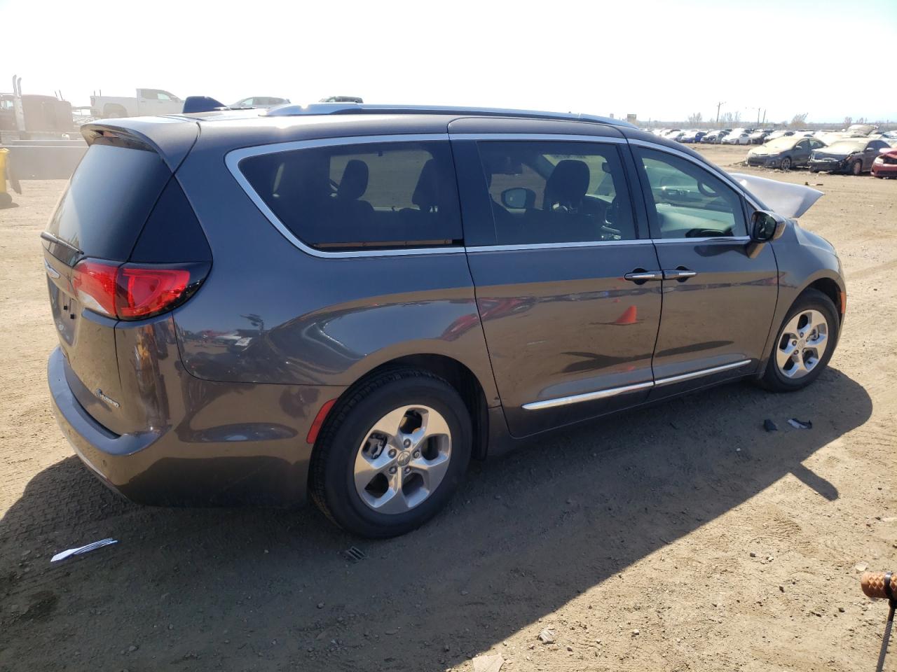 2018 Chrysler Pacifica Hybrid Touring L vin: 2C4RC1L73JR175699