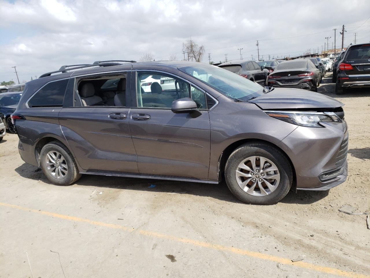 2022 Toyota Sienna Le vin: 5TDKRKEC0NS095273