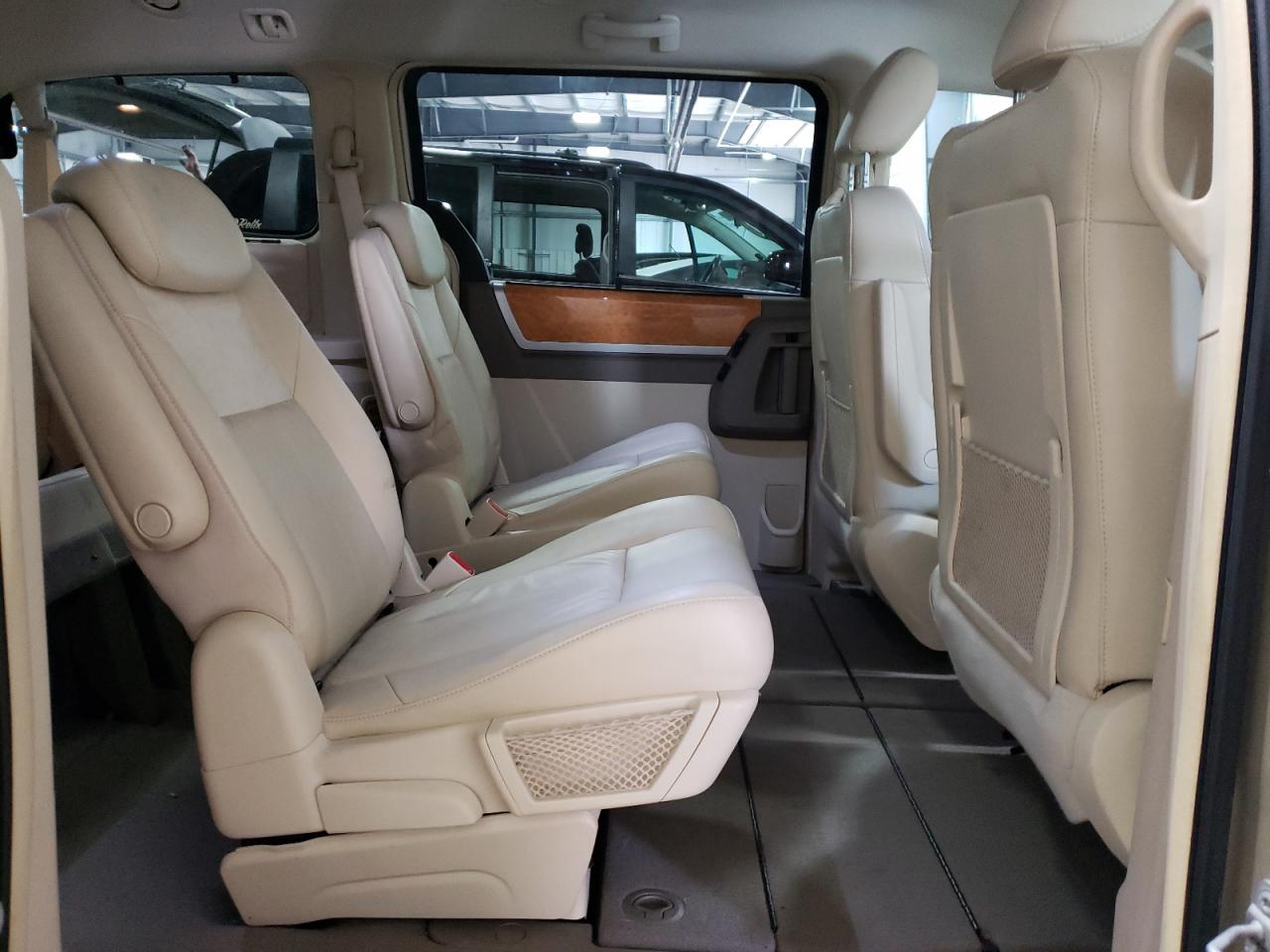 2A4RR6DX9AR241936 2010 Chrysler Town & Country Limited