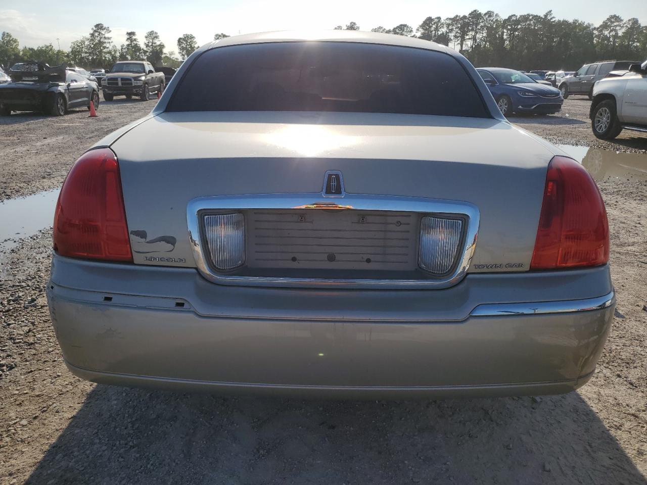 2LNBL8CV1AX752147 2010 Lincoln Town Car Signature Limited