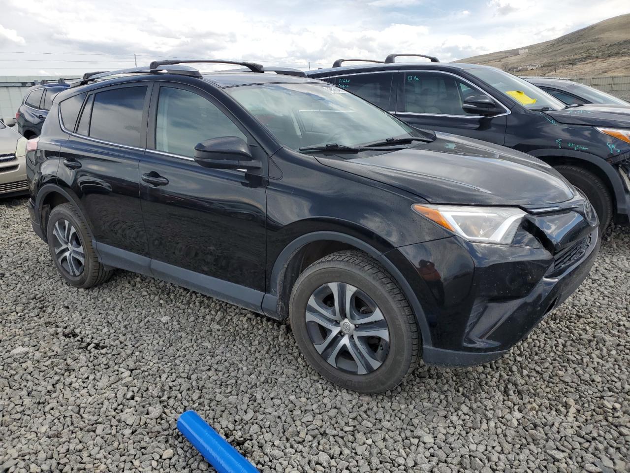 2T3BFREV7JW844002 2018 Toyota Rav4 Le