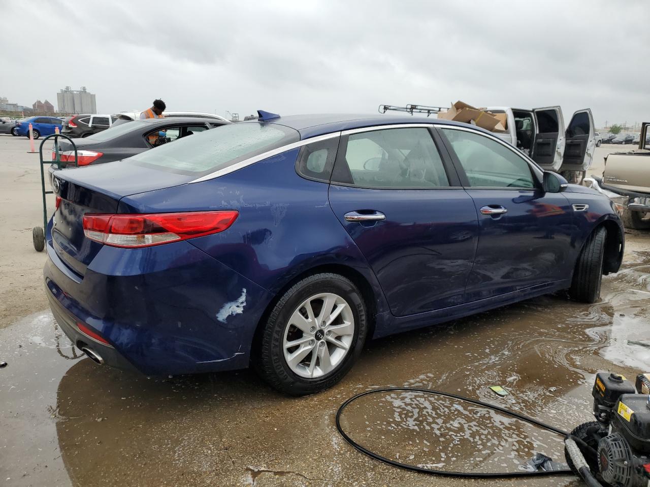 2017 Kia Optima Lx vin: 5XXGT4L35HG177513