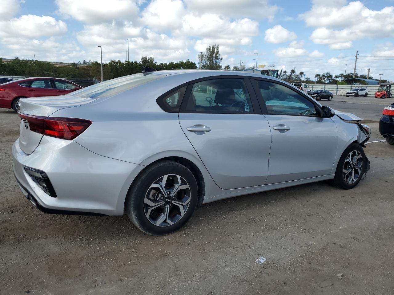 3KPF24AD4ME330525 2021 Kia Forte Fe