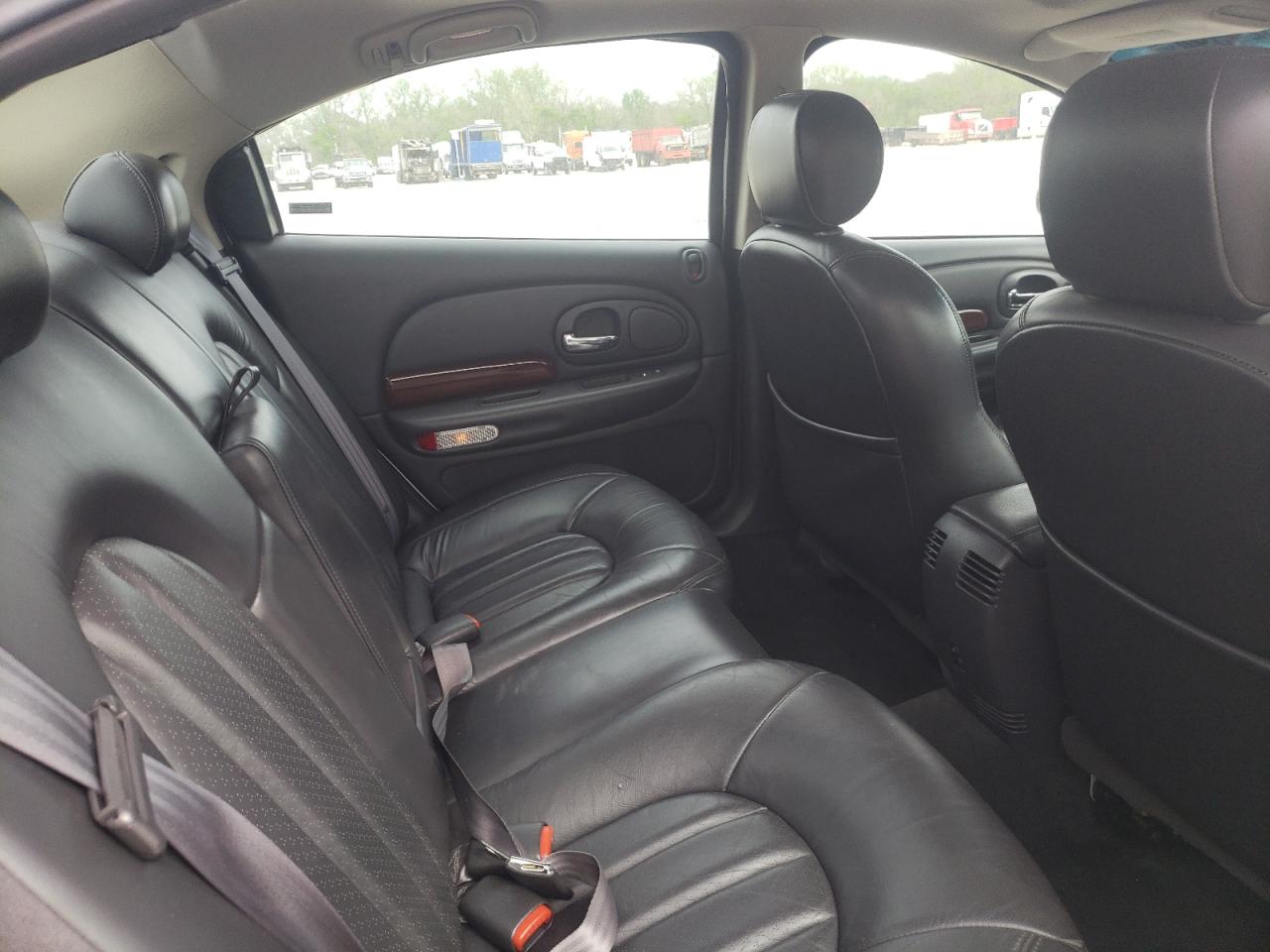 2C3HE66G3YH233586 2000 Chrysler 300M