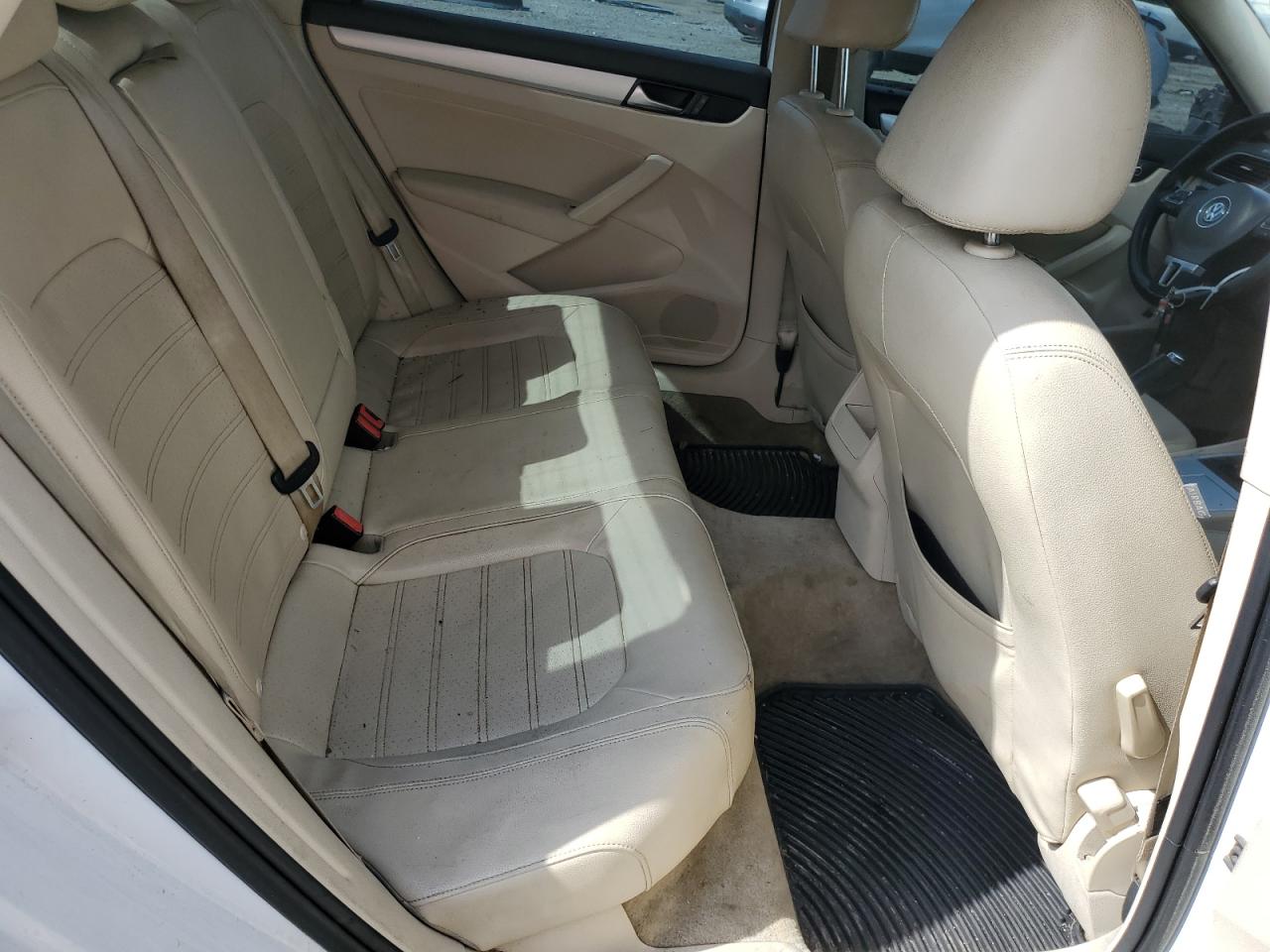 1VWBM7A34CC096049 2012 Volkswagen Passat Se