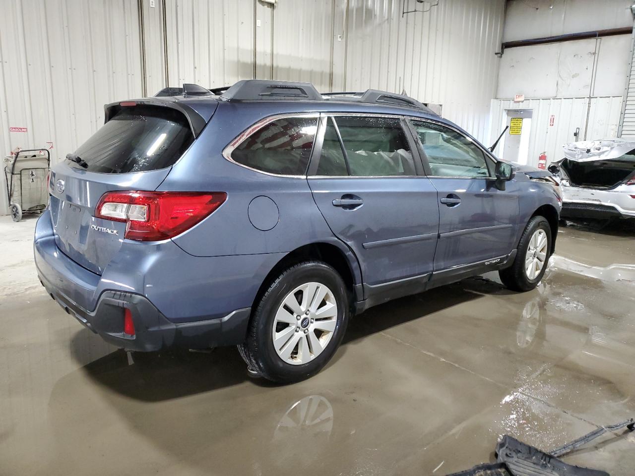 2018 Subaru Outback 2.5I Premium vin: 4S4BSAFC6J3318503