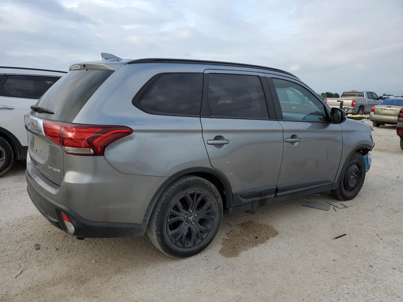 JA4AD3A39JZ050664 2018 Mitsubishi Outlander Se