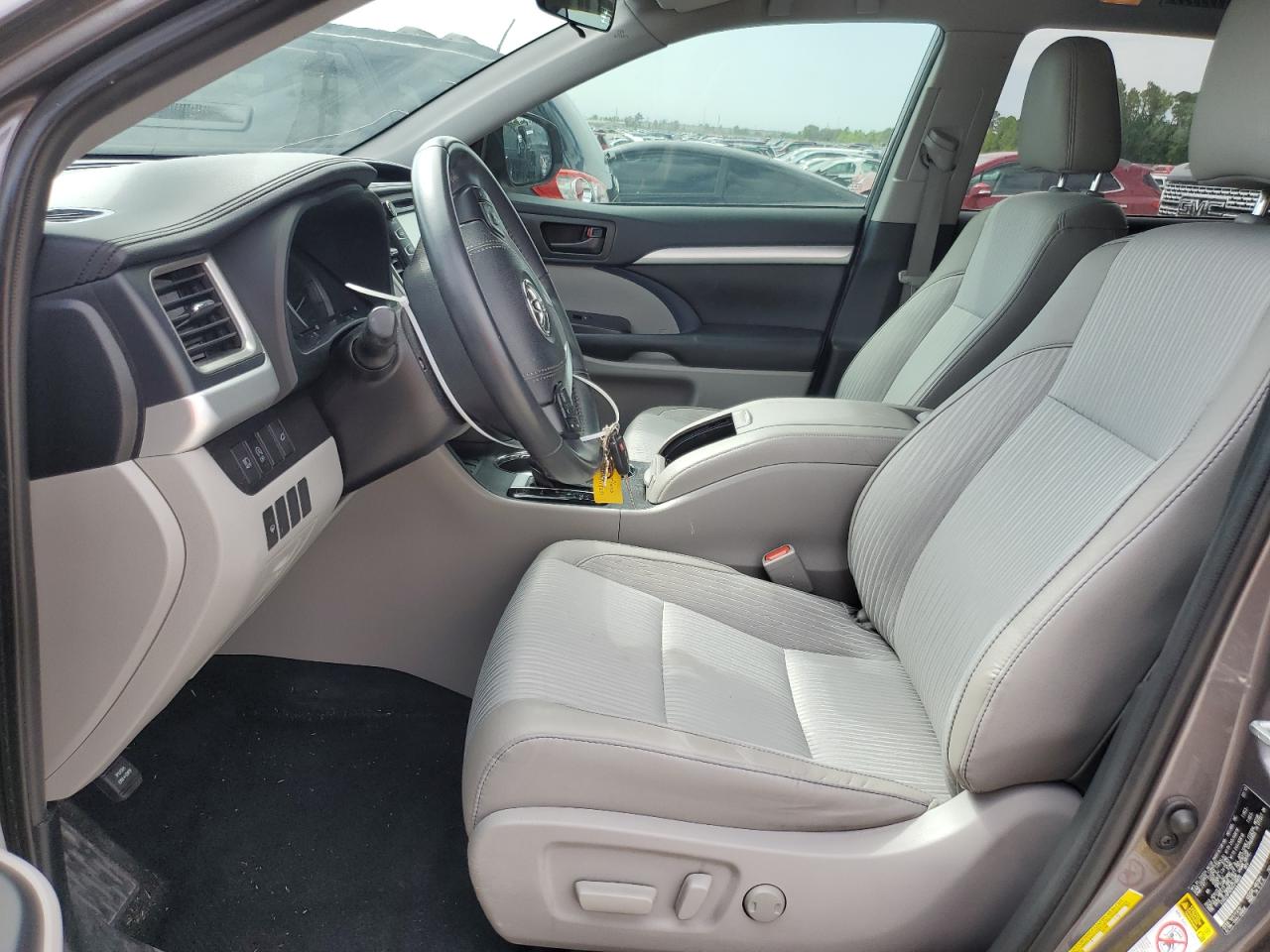 5TDZZRFH7KS318826 2019 Toyota Highlander Le