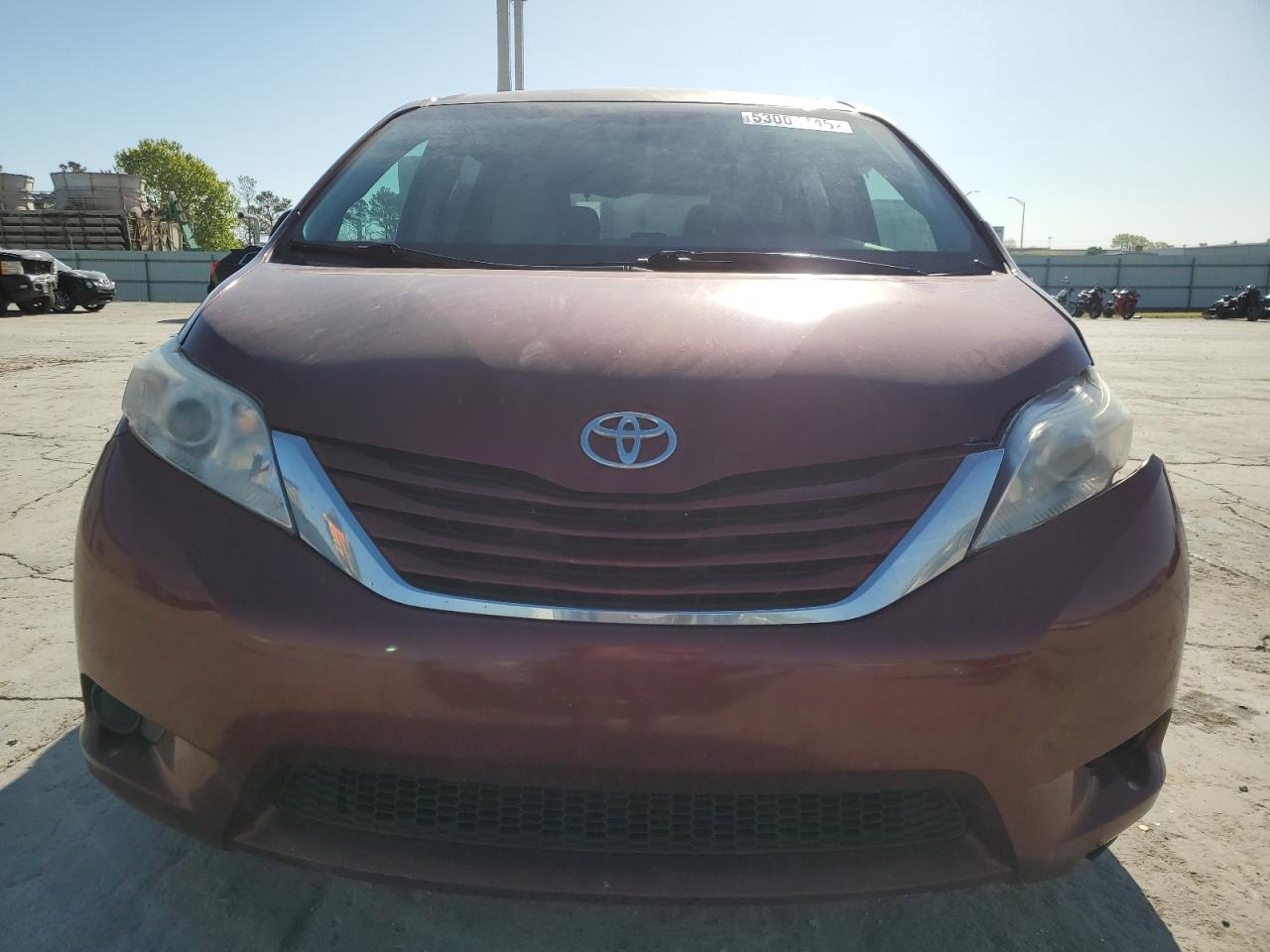Lot #3270824435 2017 TOYOTA SIENNA LE