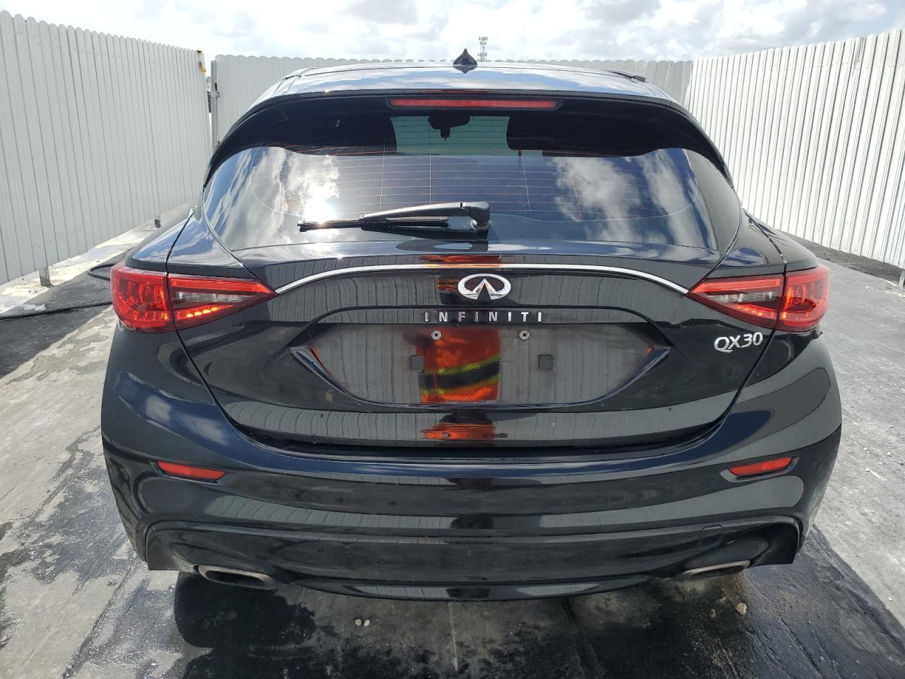 INFINITI QX30 BASE