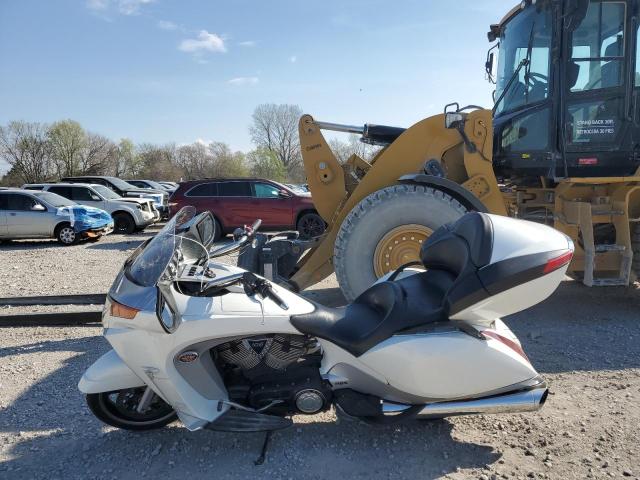 VICTORY MOTORCYCLES VISION TOU 2011 white road/str gas 5VPSW36N4B3003899 photo #4